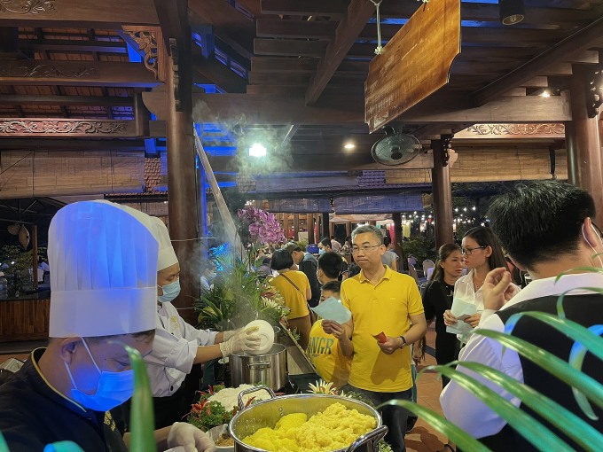 Khách thưởng thức các món ăn vùng miền tại lễ hội ẩm thực tại TP HCM năm 2022. Ảnh: Saigontourist