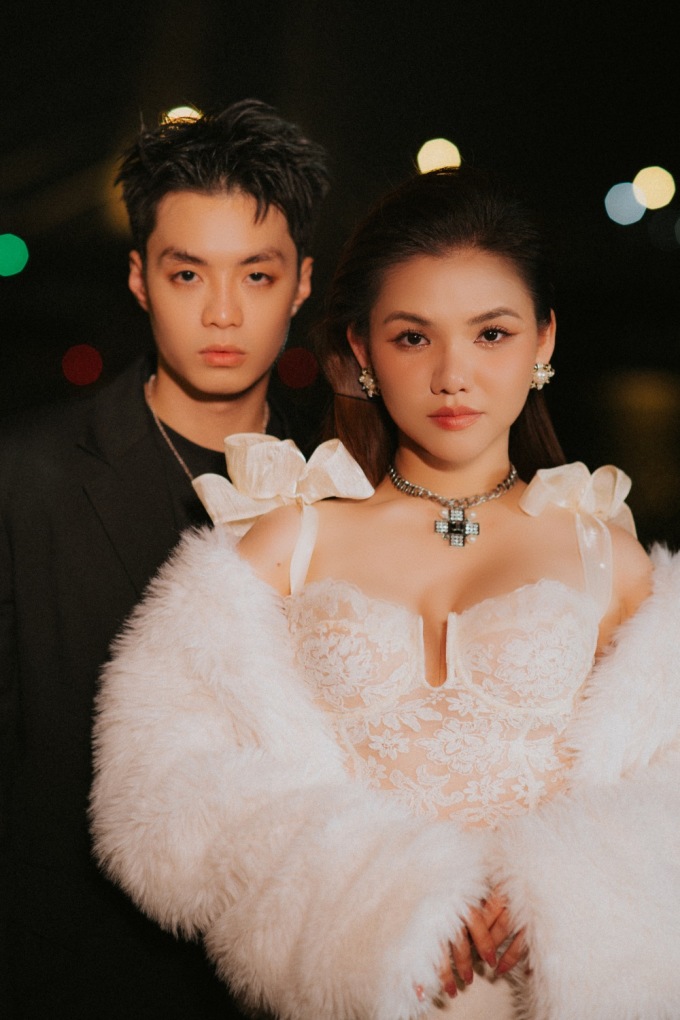 Myra Trần chụp ảnh cùng rapper Negav khi thực hiện MV. Ảnh: Nhân vật cung cấp