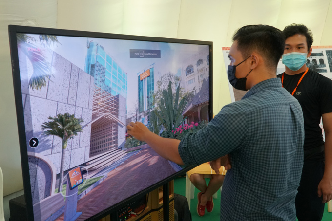 Độc giả tham quan Bảo tàng Hồ Chí Minh qua màn hình với không gian 3D tại Ngày sách năm 2022. Ảnh: Mai Nhật