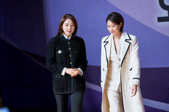 Phân cảnh nhân vật Do Hee tháp tùng Oh Kyung Sook tham dự sự kiện tranh cử. Ảnh: Netflix