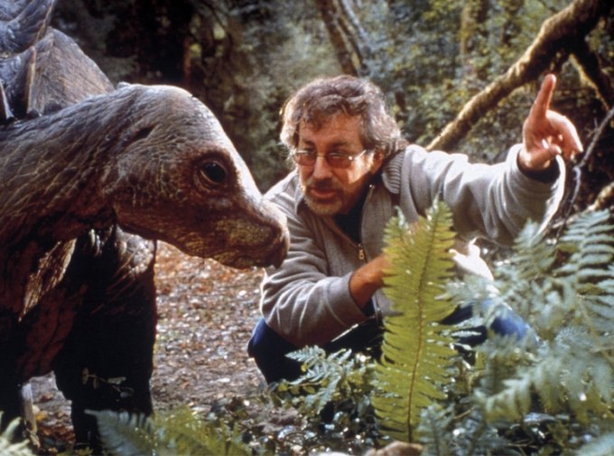 Steven Spielberg trên phim trường Jurassic Park (1993). Ảnh: Universal Studios