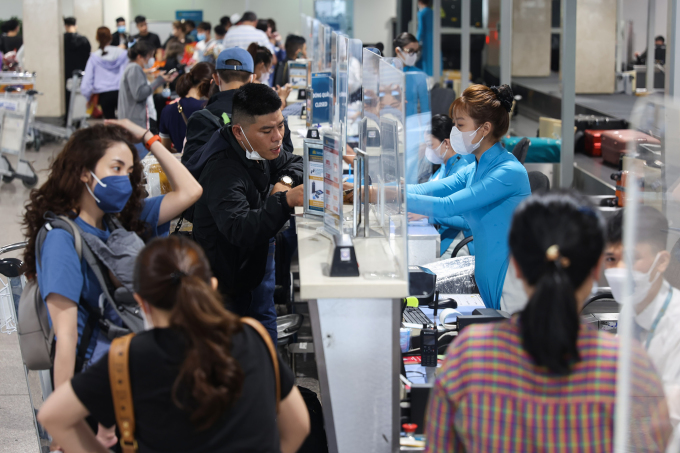 Hành khách tập trung đông tại sân bay Tân Sơn Nhất đầu năm 2023. Ảnh: Quỳnh Trần