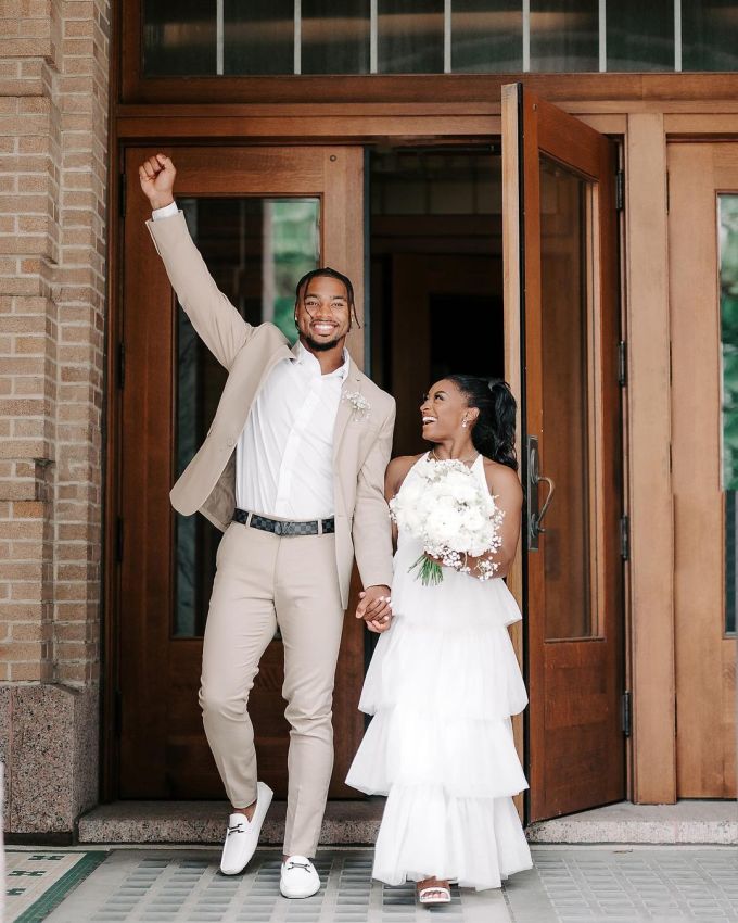 Simone Biles và Jonathan Owens hạnh phúc trong lễ cưới tại tòa ở Mỹ. Ảnh: Instagram Simone Biles