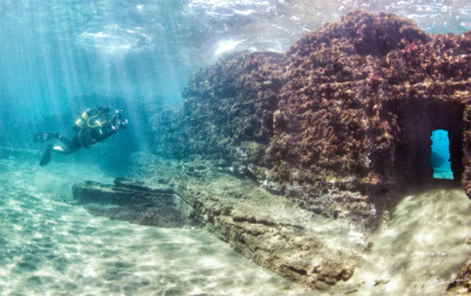 Lặn ngắm các tàn tích của thành phố cổ đại Baiae dưới đáy biển. Ảnh: Pinterest