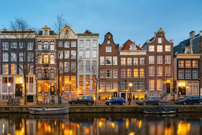 Các khách sạn nằm ven các kênh đào nổi tiếng ở Amsterdam. Ảnh: Tripadvisor