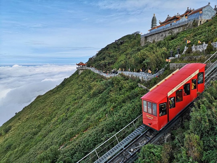 tuyến đường sắt leo núi Mường Hoa nối thị trấn Sapa với ga cáp treo Fansipan