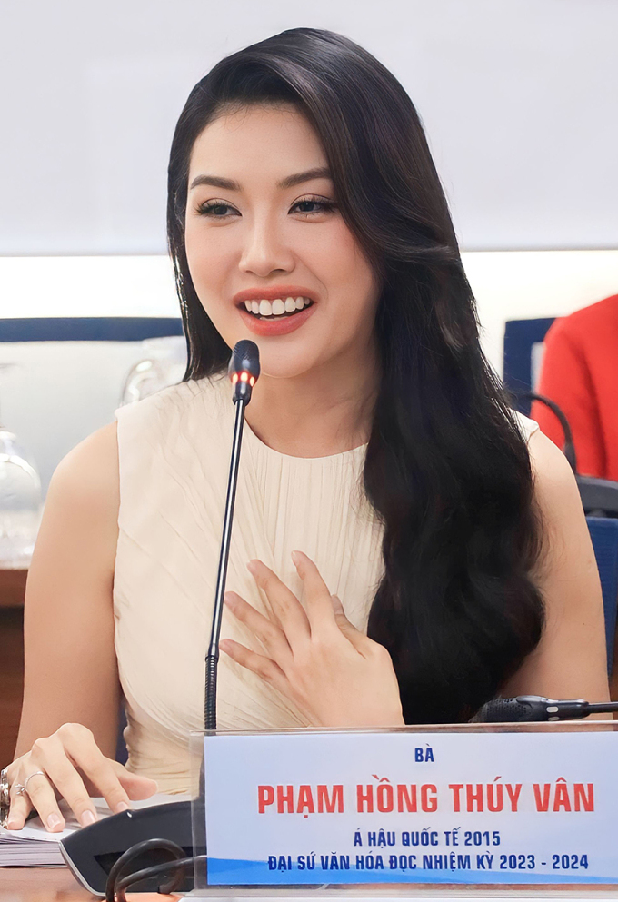 Á hậu Thúy Vân trong buổi công bố Ngày sách Việt Nam tại TP HCM, chiều 13/4. Ảnh: Văn Hà