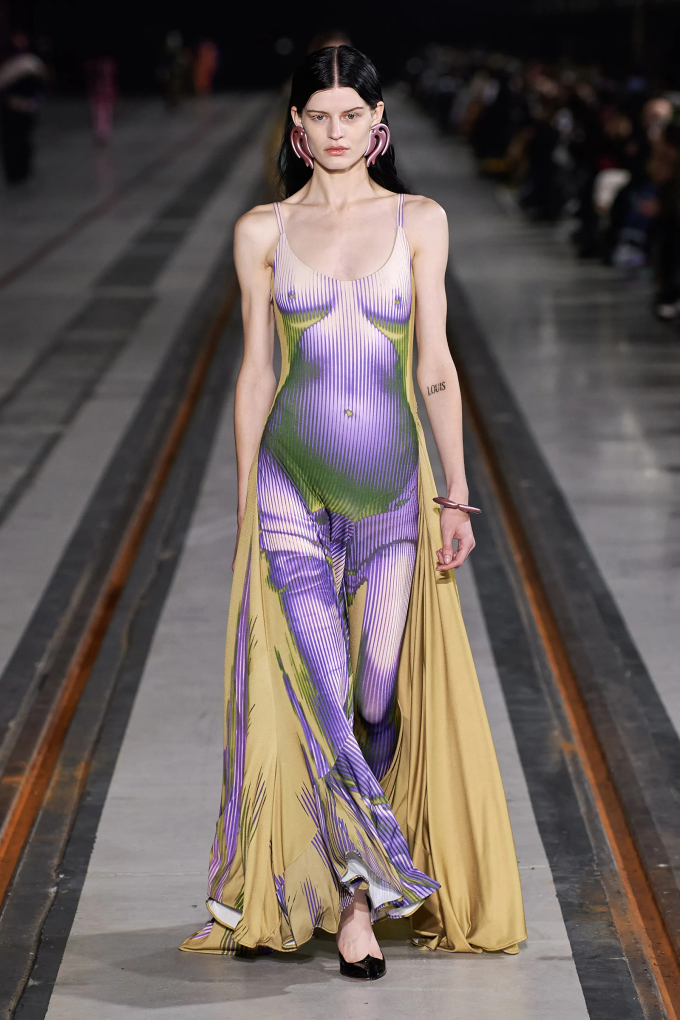 Váy giả khỏa thân trong show Thu Đông 2022 của Y/Project. Ảnh: Gorunway