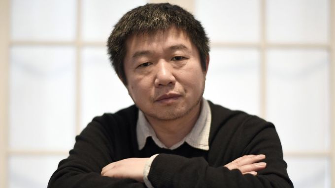 Nhà làm phim tài liệu người Trung Quốc Wang Bing - nổi tiếng với tác phẩm Tie Xi Qu: West of the Tracks dài chín tiếng, kể về nền công nghiệp Trung Quốc - tham gia tranh giải Cành Cọ Vàng cùng nhiều nhà làm phim gạo cội. Ảnh: AFP