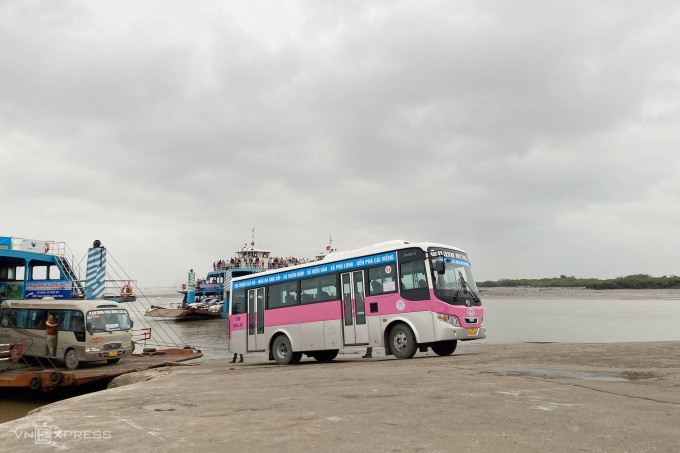 Xe bus mới ra đảo Cát Bà vào sáng 12/4, để chuẩn bị triển khai tuyến số 14. Ảnh: Lê Tân
