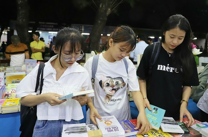 Nhiều độc giả trẻ tìm mua sách ở ngày khai mạc sự kiện.